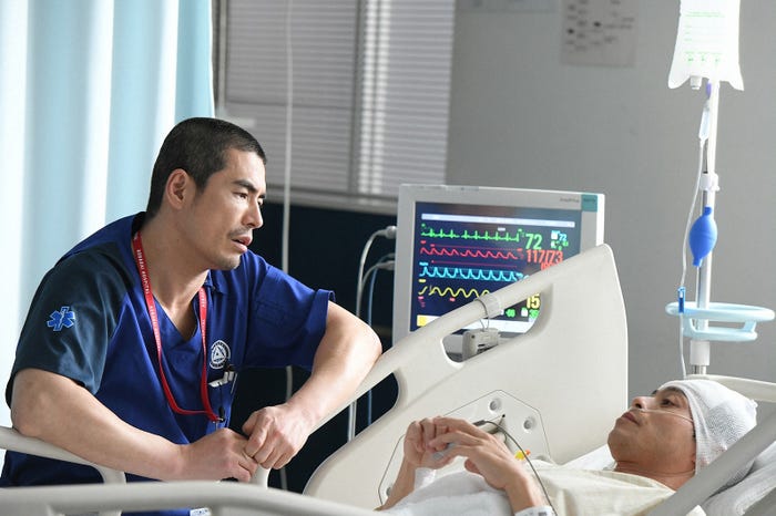 伊藤英明、吉沢悠/「病室で念仏を唱えないでください」第6話より(C)TBS