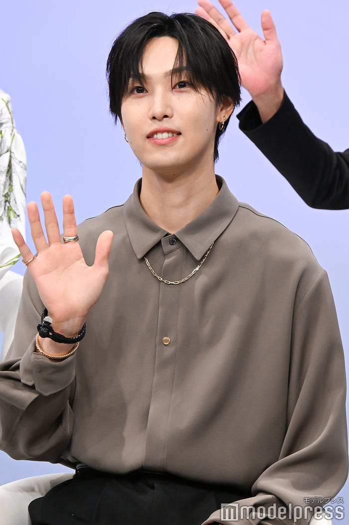 手を振る堀夏喜(C)モデルプレス