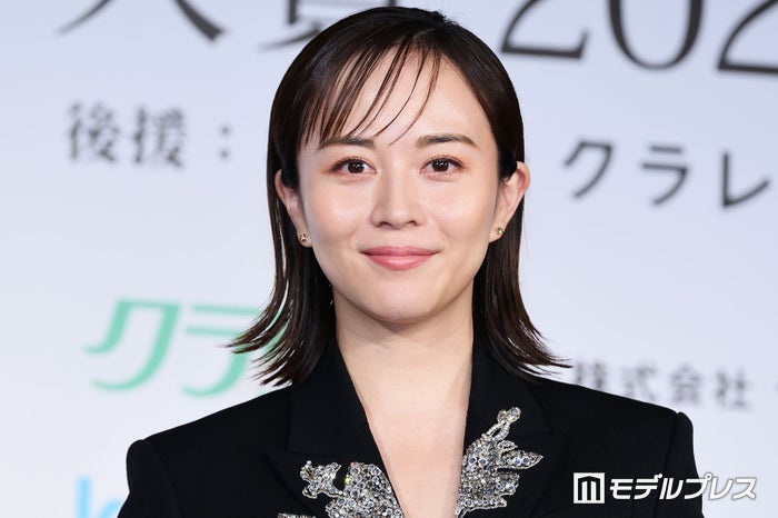 比嘉愛未「ほっとひといき」健康的な料理並ぶ食卓に「器も盛り付けも素敵すぎる」「バランスも良くて理想のご飯」の声