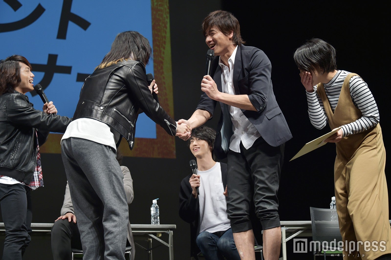 小越勇輝とファンの握手に割り込む滝川英治（C）モデルプレス