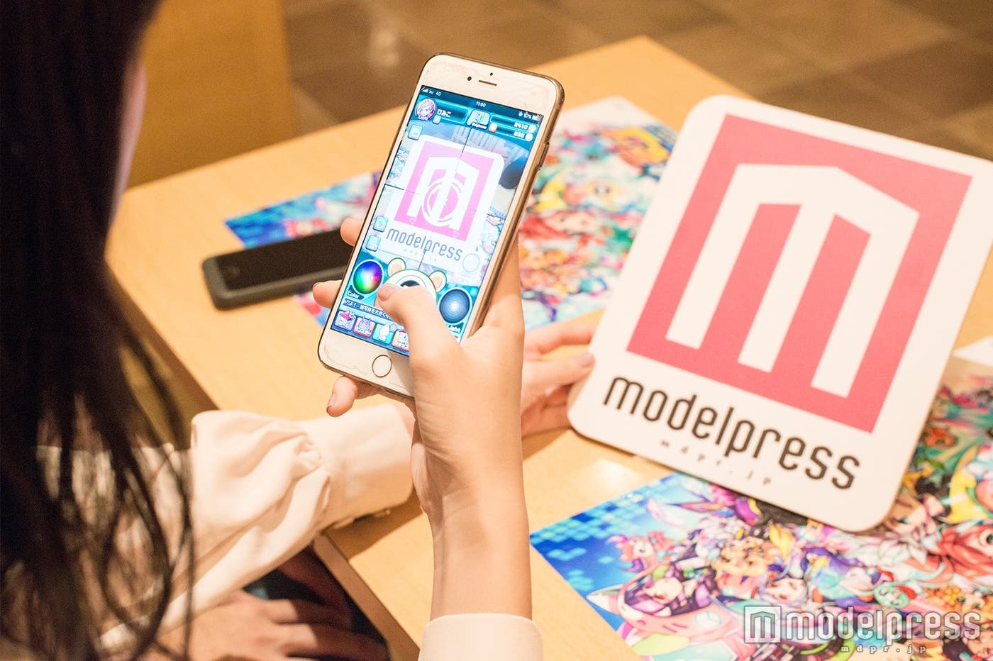 モデルプレスのロゴボードでもチャレンジ(C)モデルプレス