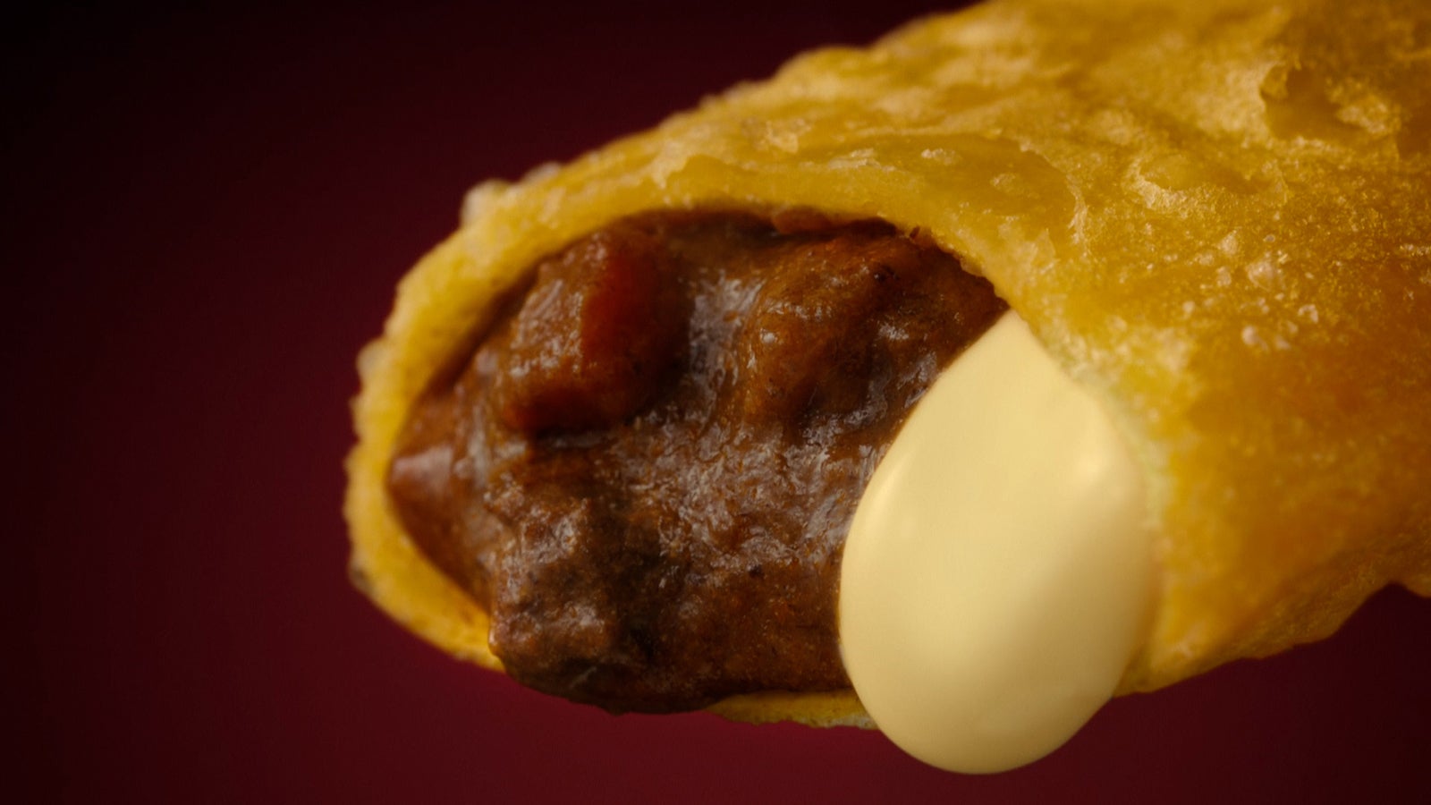 マクドナルド新CM「とろ～り3種のチーズのビーフシチューパイ」篇（提供写真）