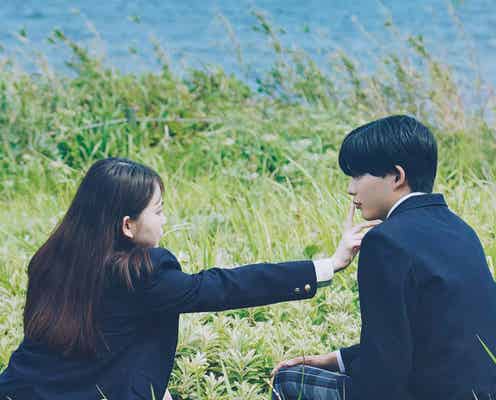 山田杏奈、なにわ男子・長尾謙杜と接近 映画「恋に至る病」“唇に触れる”場面写真解禁