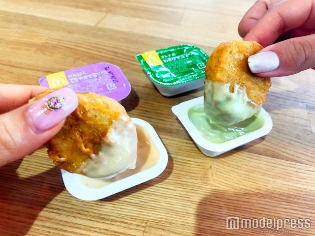 ソースをたっぷりつけて（C）モデルプレス