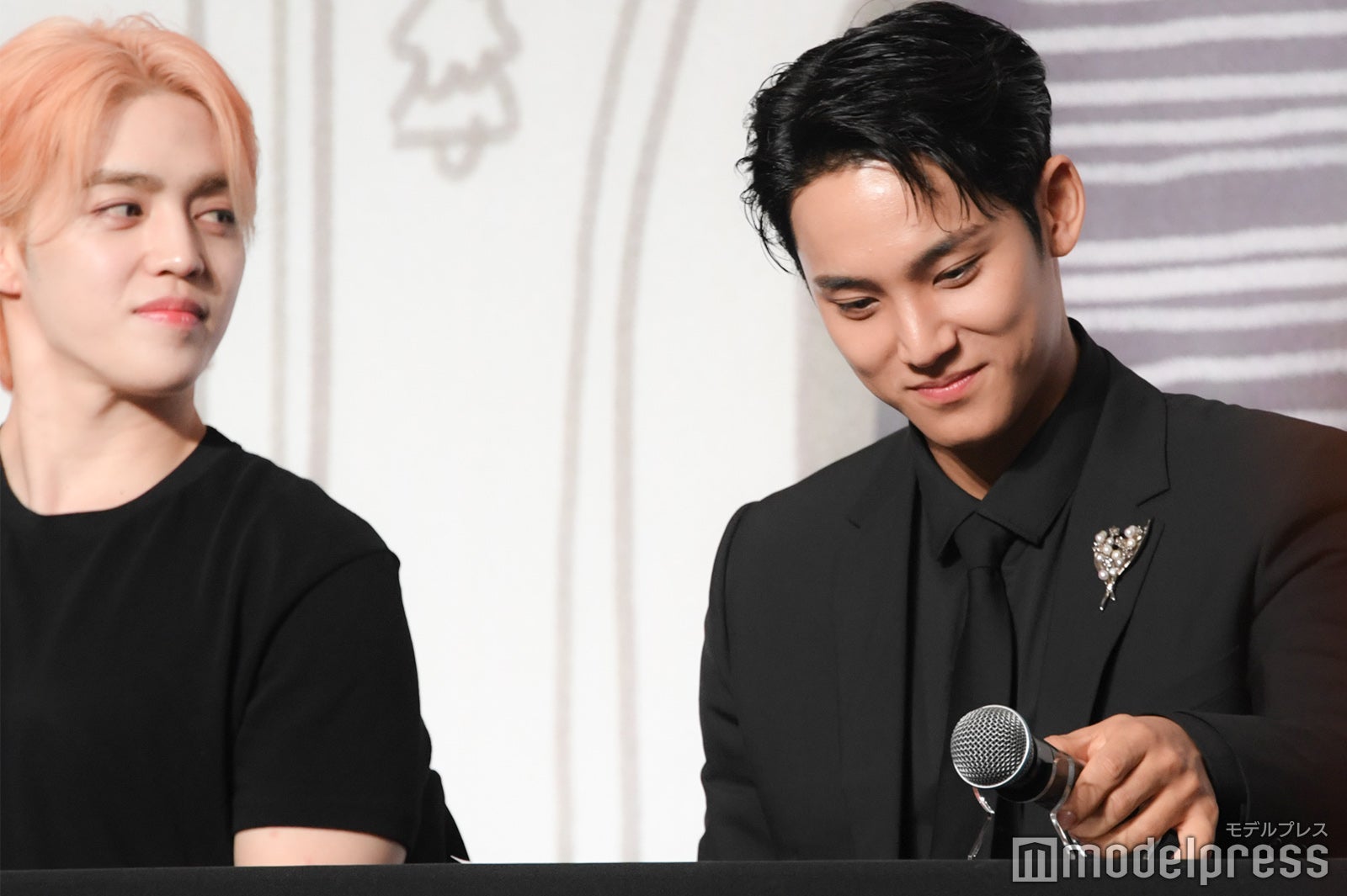 S.COUPS（エスクプス）、マイクをそっと置くMINGYU（ミンギュ）（C）モデルプレス