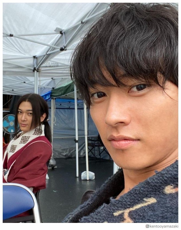 山崎賢人、吉沢亮との「キングダム」オフショットが話題「尊い」「自撮りかな？」