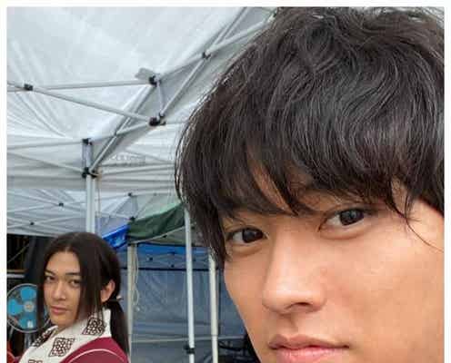 山崎賢人、吉沢亮との「キングダム」オフショットが話題「尊い」「自撮りかな?」