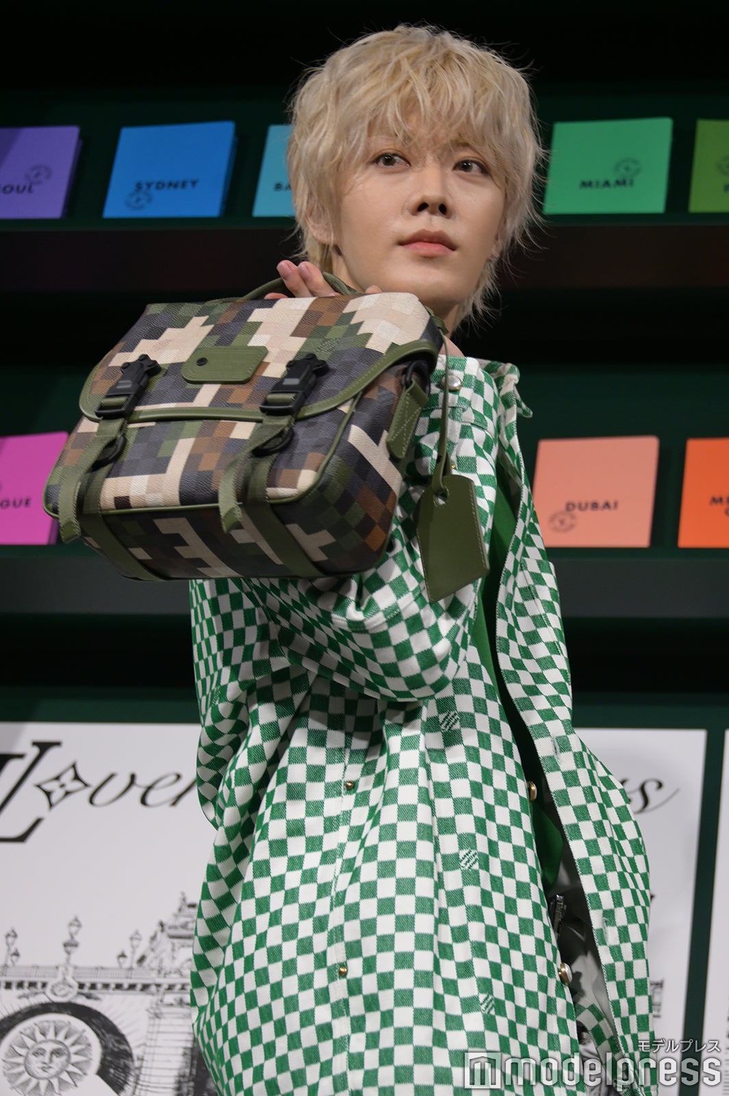 メッセンジャーバッグを動きをつけて見せるユウタ（C）モデルプレス