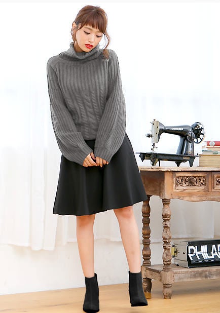 バルーンスリーブオフタートルネックニットトップス「神戸レタス」2990円（税込）／画像提供：神戸レタス