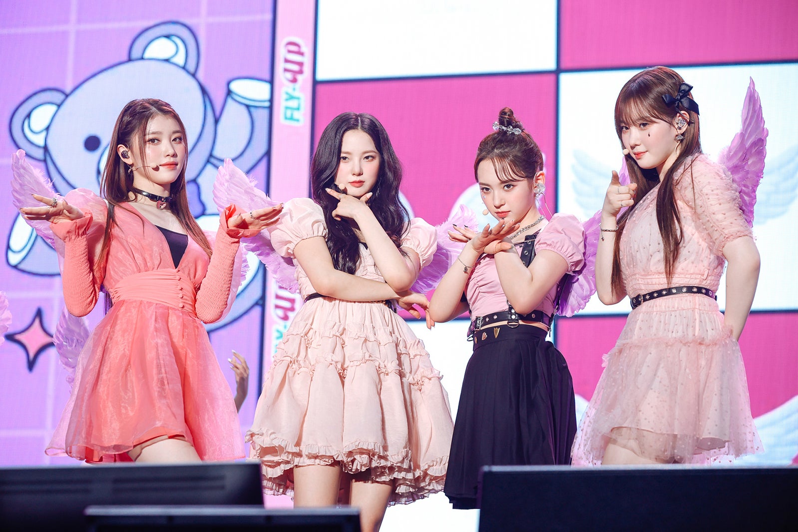 シャオティン、ユジン、マシロ、チェヒョン「Kep1er Japan Debut Showcase Live <FLY-UP>」撮影：上山陽介／木村泰之（提供写真）