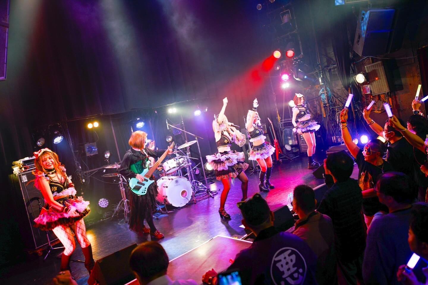 「油を撒いて火をつけた」ライブでの危険行為受けガールズバンド出演見合わせ