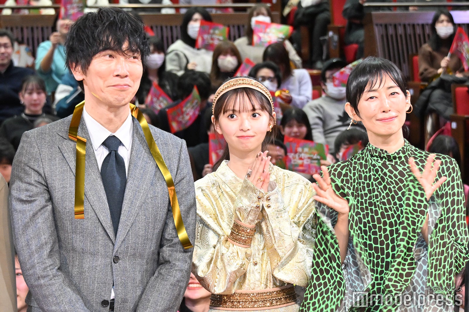 銀テープが首にかかったお茶目な佐々木蔵之介、齋藤飛鳥、木村多江（C）モデルプレス