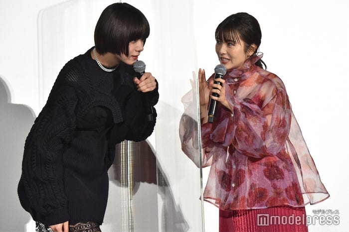 池田エライザ、浜辺美波 (C)モデルプレス