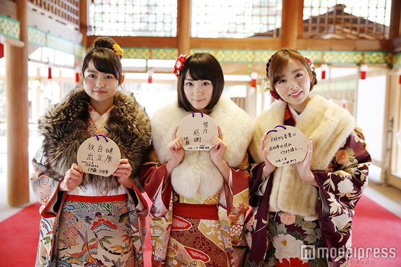 左から：伊藤万理華、生駒里奈、川村真洋