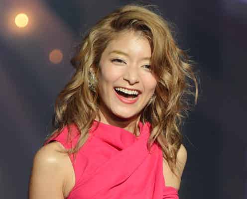 ローラ、タイトミニドレスで脅威のボディライン披露
