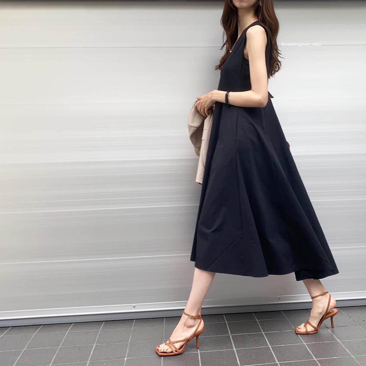 ユニクロ黒ワンピースで細見え きれいめに着こなせるアイテム モデルプレス