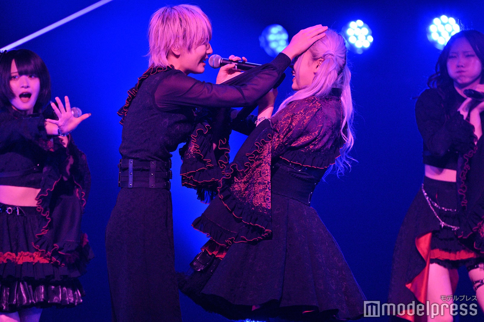 アイドル AVAM 7人組アイドルグループAVAM、大トリで熱気爆上げ 美脚披露・会場