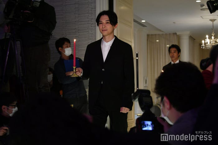 キャンドルを持って登場した吉沢亮(C)モデルプレス