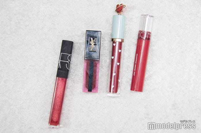 (左から)NARS リップグロスN、YSL ルージュ ピュールクチュール ヴェルニ ウォーターステイン、フラワーノーズ CherryLoveグリスニングウォーターティント、rom&nd グラスティングウォーターティント(C)モデルプレス