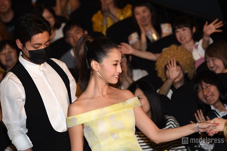 ファンとの触れ合いを楽しむ沢尻エリカ（手前）