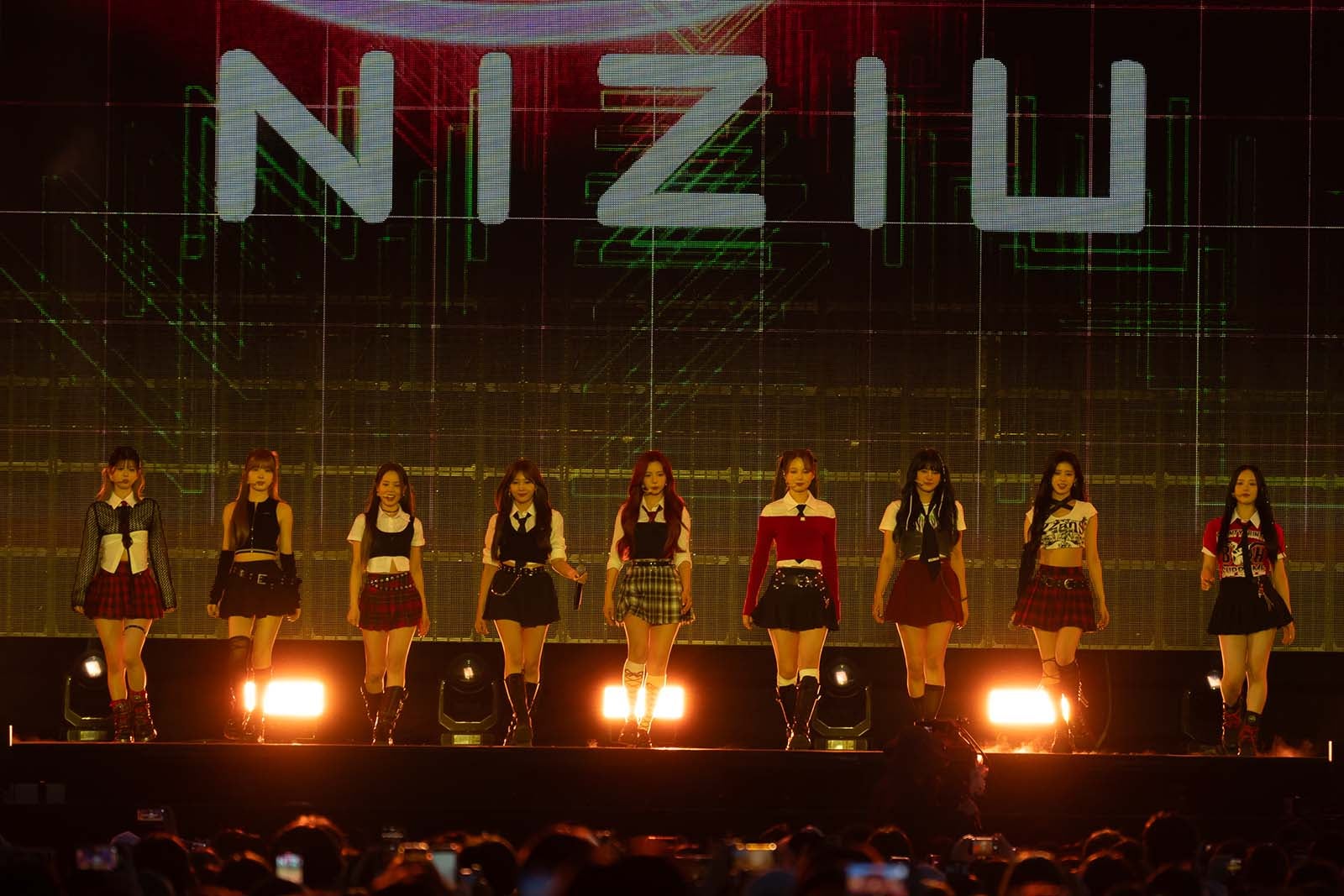 NiziU、トロッコで客席接近 野外ステージで美声響かす【KCON JAPAN 2024／Mカ】