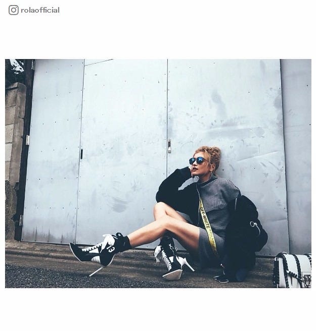 「Off-White」のジャケットを取り入れた“ちょいストリート”コーデ/ローラInstagramより