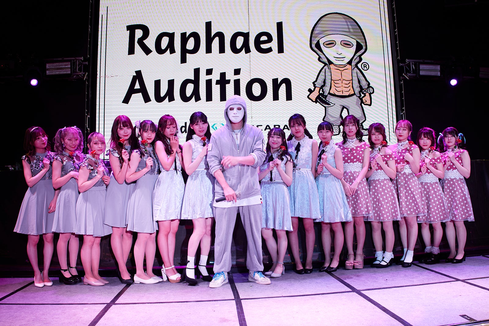 （中央）ラファエル（左右）合格者「ラファエルプロデュースアイドル」最終審査より（提供写真）