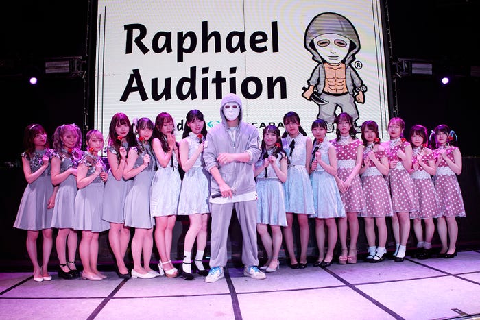 (中央)ラファエル(左右)合格者「ラファエルプロデュースアイドル」最終審査より(提供写真)