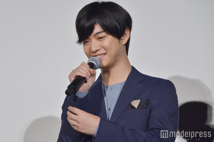 袖のボタンを触る千葉雄大 (C)モデルプレス