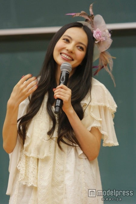 母校・亜細亜大学にて特別講義「大切な人へ」を開催したベッキー♪♯