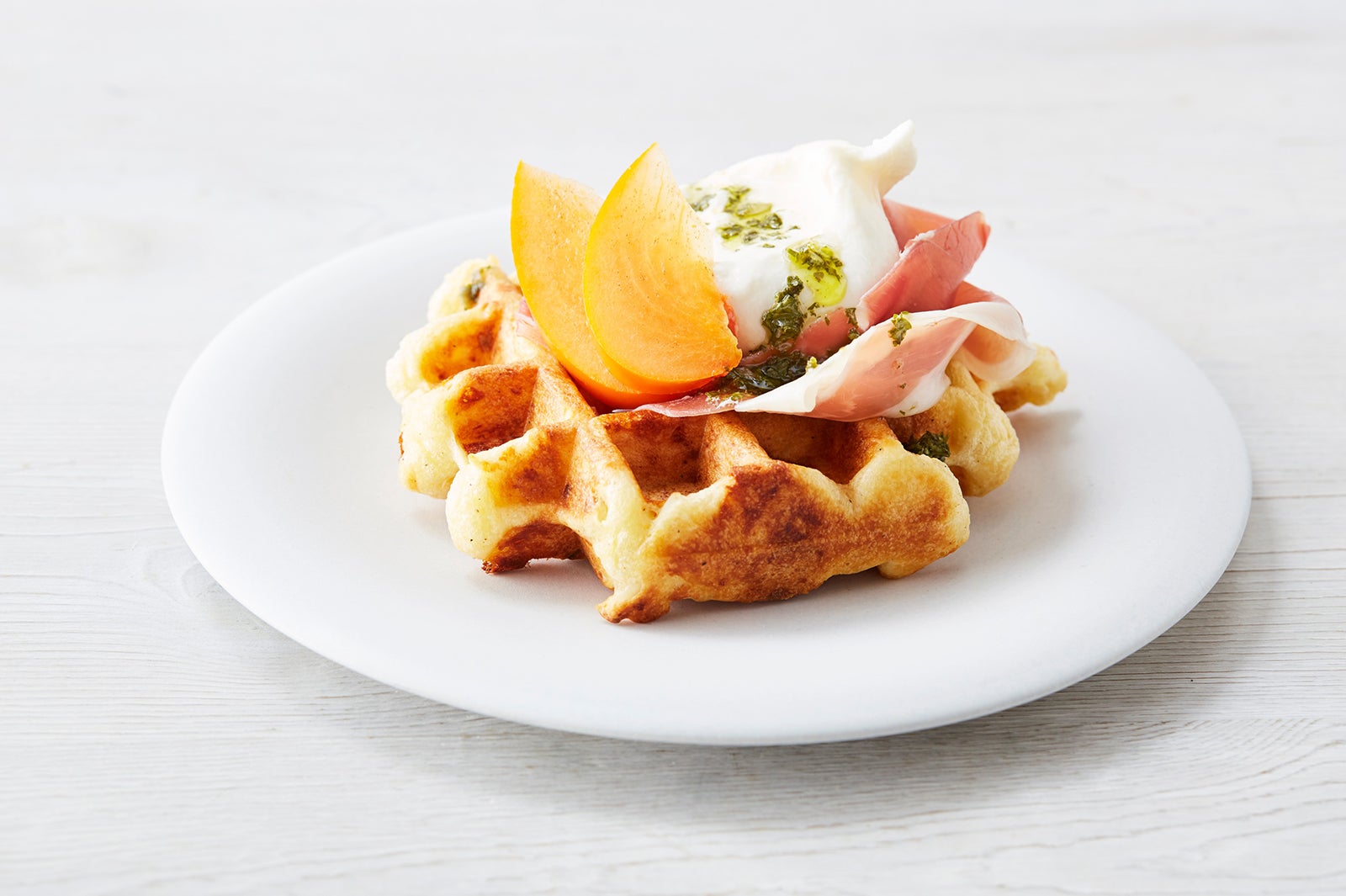 ワッフル プレート ポテト ブッラータ、プロシュート、季節のフルーツ 900円／画像提供：Blue Bottle Coffee Japan