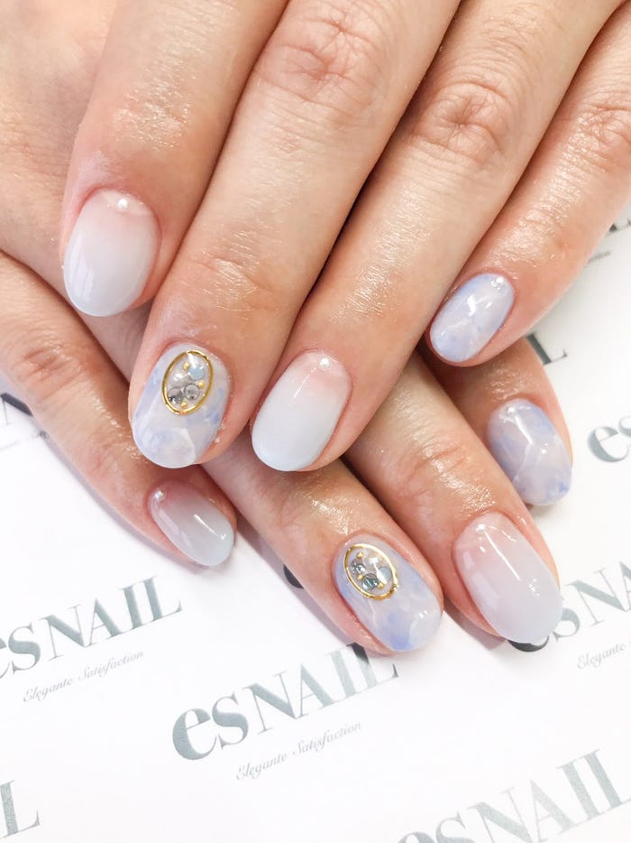 グラデーション×マーブルのデザインが可愛い/画像提供:esNAIL