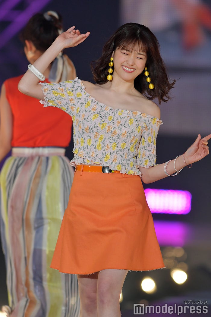 乃木坂46松村沙友理 Wピースでハッピーランウェイ 白肌輝く夏のリゾートスタイル 札幌コレクション18 モデルプレス