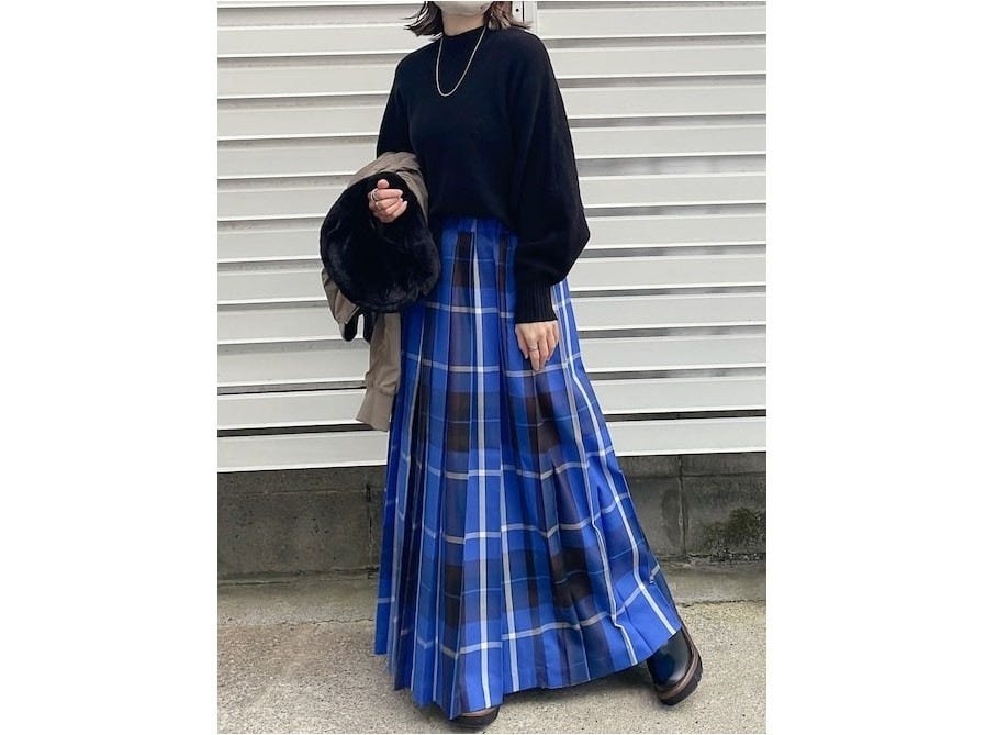 冬コーデをぱっと明るくしてくれる華やかなスカートと黒ニットは相性よし 出典:WEAR