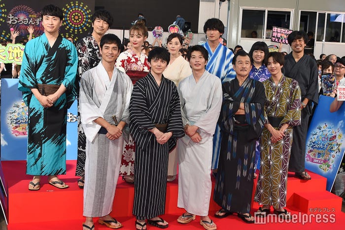 (前列左から)沢村一樹、林遣都、田中圭、吉田鋼太郎、志尊淳(後列左から)児嶋一哉、眞島秀和、内田理央、大塚寧々、金子大地、伊藤修子、瑠東東一郎監督(C)モデルプレス