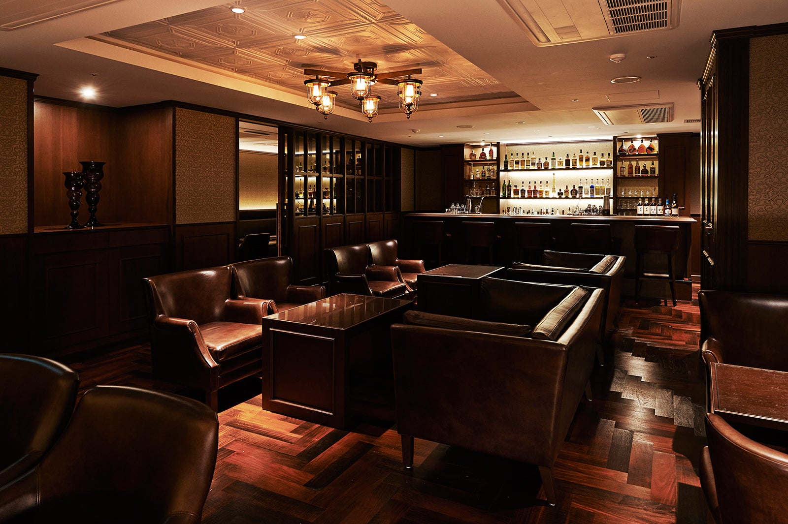 ラグジュアリーな雰囲気の漂う「ザ・バー」／画像提供：あさやホテル