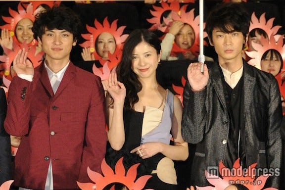 左から:高良健吾、吉高由里子、綾野剛