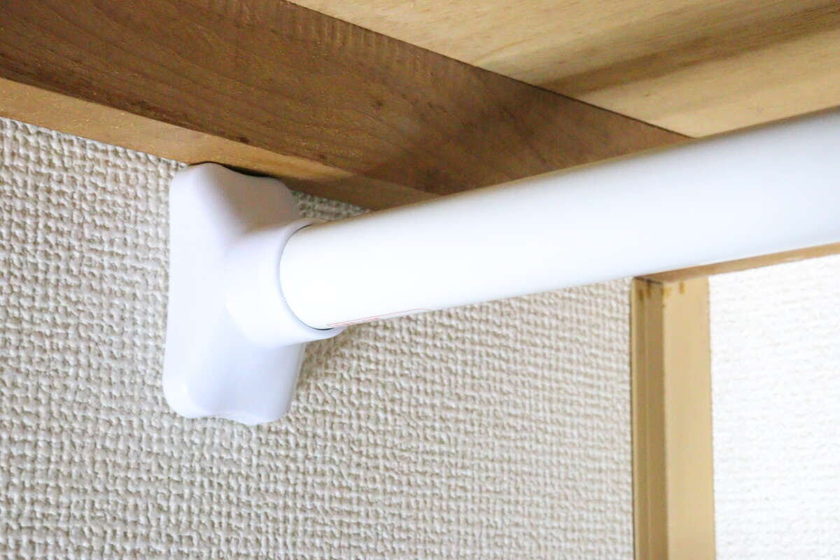 つっぱり棒（ねじ止め式、75cm～120cm、直径2.5cm～2.8cm）　取り付け方法