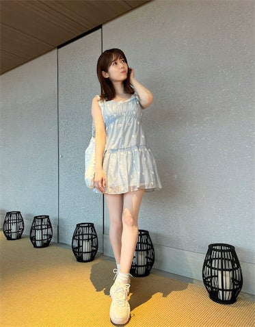 『めざましテレビ』27歳キャスター、“色白美脚”伸びるミニ丈ワンピ姿に「目の保養」