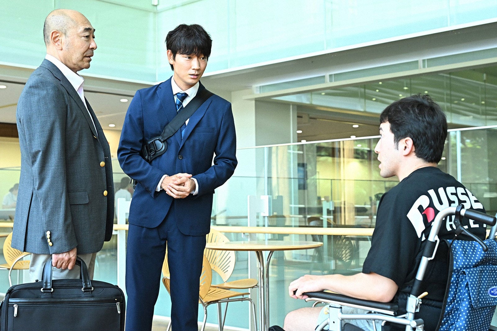 高橋克実、綾野剛、浅利陽介／「オールドルーキー」第6話より（C）TBS