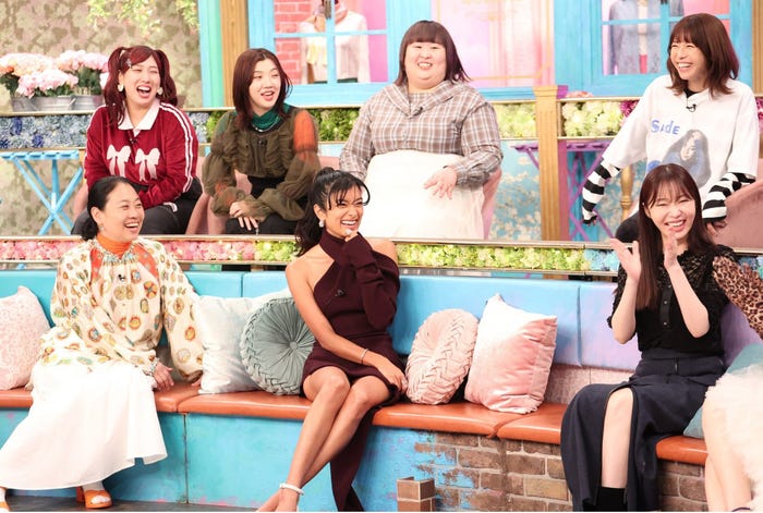 (左上から時計回りに)ゆめっち、福田麻貴、かなで、若槻千夏、指原莉乃、ローラ、いとうあさこ(C)フジテレビ