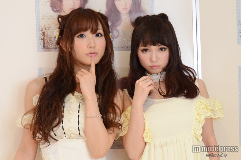 菅野結以（左）、黒瀧まりあ（右）