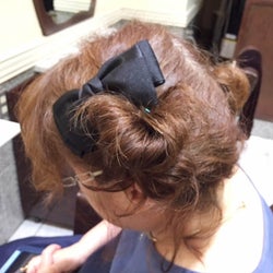 アンバランスがアレンジの決め手!イベントにぴったりな変則お団子ヘアで視線独占♪