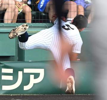 プレーボール直後のスーパープレーに場内どよめき 東日本国際大・渡辺がカメラマン席飛び込み打球キャッチ