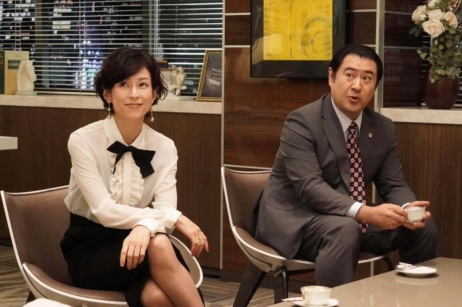 鈴木保奈美・小出伸也 「SUITS／スーツ」第3話より（C）フジテレビ