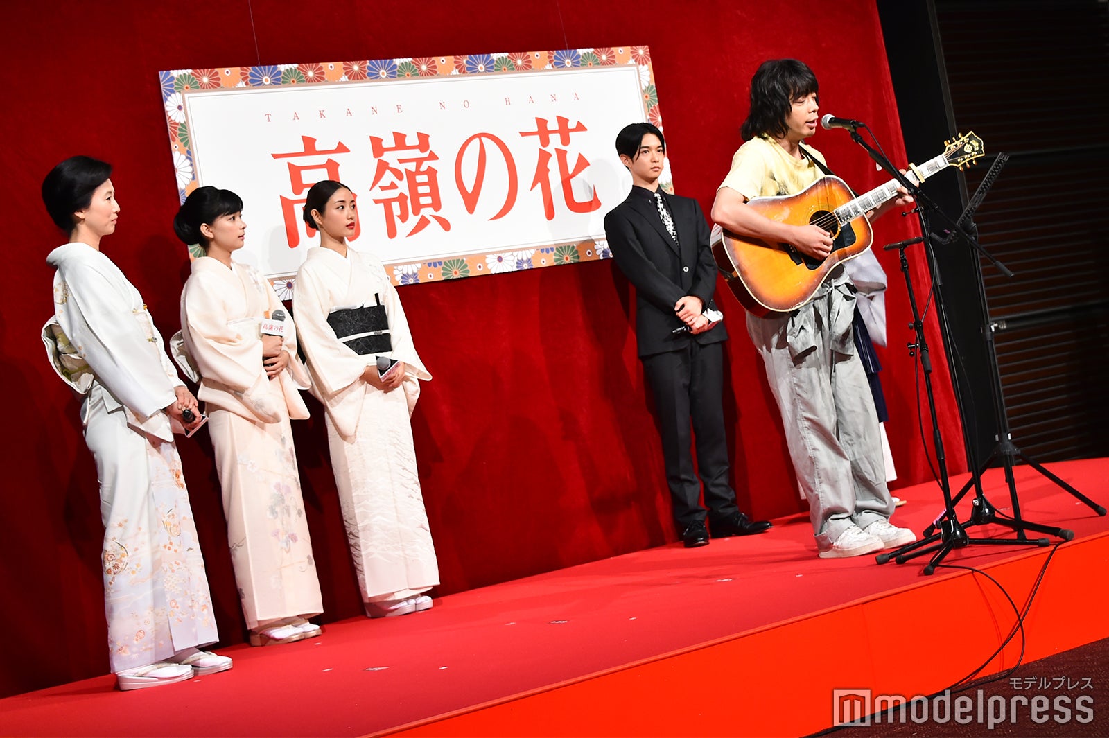 峯田和伸（手前）が生歌＆生演奏を披露 （C）モデルプレス