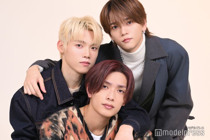 (下から時計回りに)高橋恭平、木村柾哉、中島颯太(C)モデルプレス