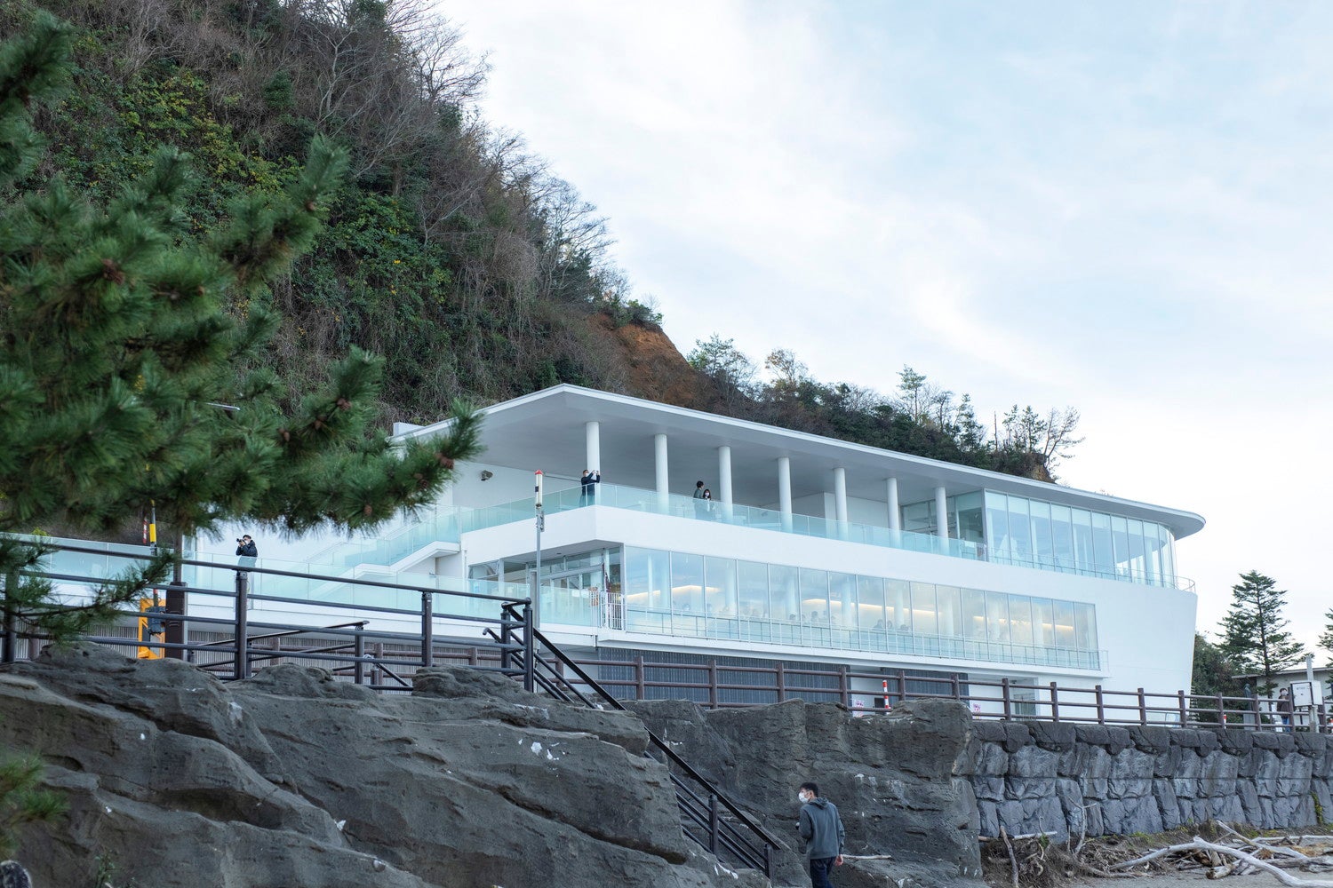 「義経岩」の目の前に位置する「道の駅 雨晴」／提供画像