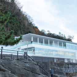 「義経岩」の目の前に位置する「道の駅 雨晴」/提供画像