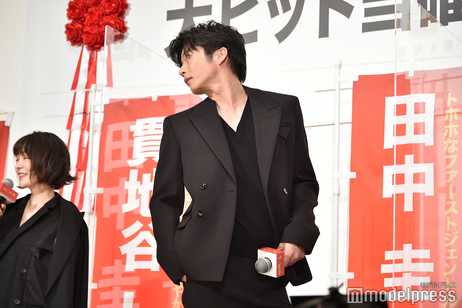 めげずに松井愛莉にアピールする田中圭（C）モデルプレス